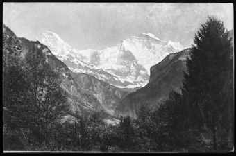Trinkhalle bei Interlaken, Blick auf Mönch und Jungfrau