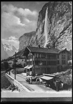Lauterbrunnen, Pension Edelweiss mit Staubbach und Hochgebirg