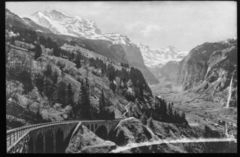 Wengernalpbahn, Blick ins Lauterbrunnental, Jungfrau und Breithorn