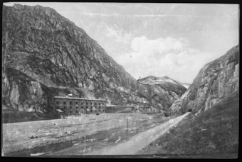 Andermatt, Kriegskaserne und Urnerloch