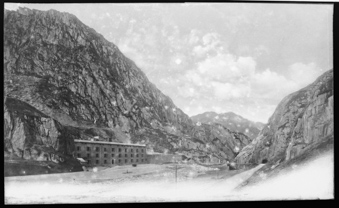 Andermatt, Kriegskaserne und Urnerloch