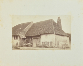 Zweiteiliges Bauernhaus, gemauert, mit prägnantem konischem Kamin