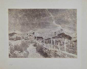 Dorfansicht mit Weg und Blick ins Tal
