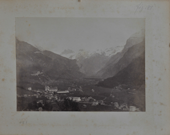 Dorfansicht mit Kloster im Talkessel, im Hintergrund Bergkette