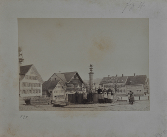 Hauptplatz mit verziertem Brunnen, Personengruppe