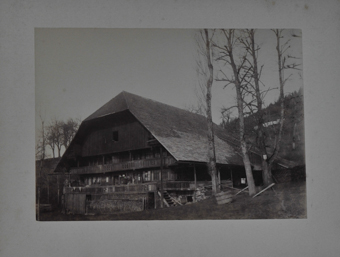 Bauernhaus mit zwei Frontlauben, gezetteter Miststock, rechts im Vordergrund Waschzuber und Waschbretter