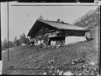 Haus am Hang mit Satteldach und zweiläufiger gegen aussen auf Lauben führenden Treppen