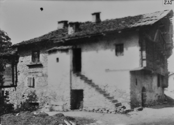 Zweistöckiges Wohngebäude, Erdgeschoss und Traufseitige Wände gemauert, auskragendes Giebelfeld gezimmert, geschindeltes Satteldach traufseitiger Eingang im 1.OG mit gemauerter Treppe