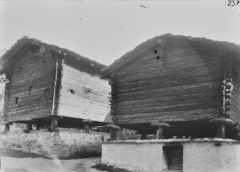 Zwei «Stadel» (Speicher), gestelzte Blockbauten mit gemauertem Fundament, Pultdächer