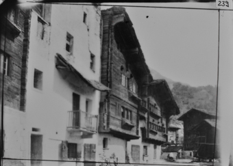 Reihe dreistöckige Wohnhäuser, Erdgeschosse gemauert, vorkragende Obergeschosse teilweise gezimmert, Klebedach über kleinem Balkon im 1. OG