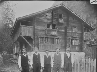 Porträtaufnahme, Bauernhaus, Mischbau