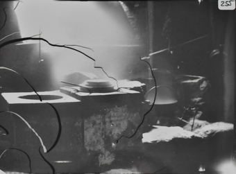 Kochstelle mit gemauertem Ofen und Kesseln, von Hinten einfallendes Licht