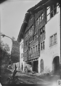 Giebelseite fünfstöckiges Wohnhaus, teilweise gemauert, Zentrum gezimmert, von Blockkonsolen getragenes Satteldach im Erdgeschoss zwei Eingänge mit Kreisbogen