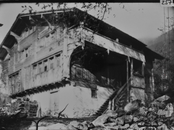 Vierstöckiges Wohnhaus mit gemauertem Erdheschoss und giebelseitig vorkragendem, gezimmertem Oberbau, von Blockkonsolen getragenes Satteldach traufseitiger Eingang mit Windfang mittig im 1. OG, darüber von Blockkonsole getragene Obergeschosslaube