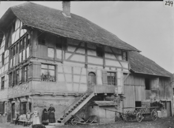 Wohnhaus, Mischbau, mit Personen