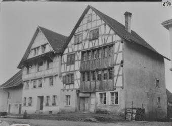 Mehrfach-Wohnhaus, Steinbau mit Holzelementen