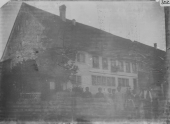 Gemauertes Wohnhaus mit Personengruppe