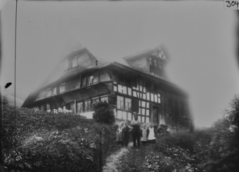 Fachwerkhaus mit Personengruppe