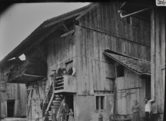 Gebäude, Holzbau mit Personengruppe