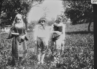 Drei Kinder auf Wiese