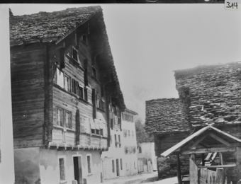 Dorfgasse mit Gebäduden in Faido