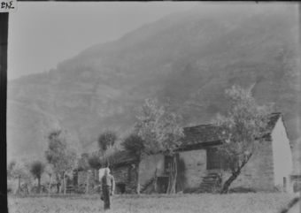 Wohnhaus, Steinbau mit Person