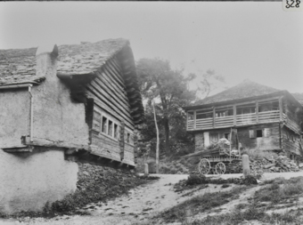 Wohngebäude an Strasse in Dangio