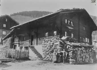 Wohnhaus, Mischbau mit Personen