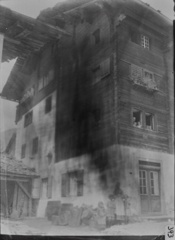 Wohnhaus, Mischbau mit Personen