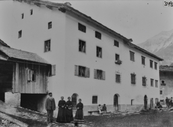 Wohnhaus, Steinbau mit Personengruppe