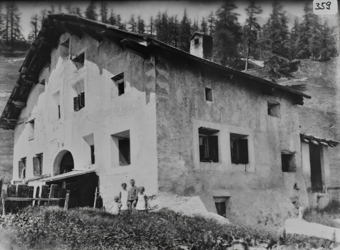 Wohnhaus gemauert mit Kindern