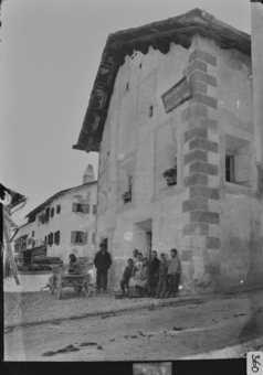 Dorfplatz Silvaplana mit Personengruppe