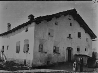 Wohnhaus, gemauert mit Personen