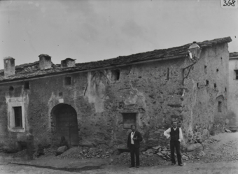 Wohnhaus, Steinbau mit Personen