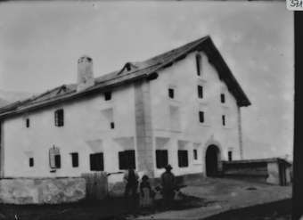 Gebäude gemauert, mit Personengruppe