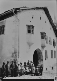 Gemauertes Gebäude mit Personengruppe