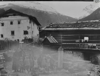Dorfplatz von Wiesen mit Personengruppe