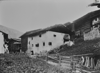 Dorfstrasse und Gebäude Wiesen