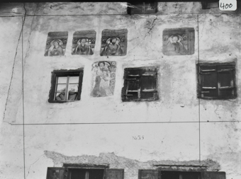 Hausfassade mit Heiligenbildern