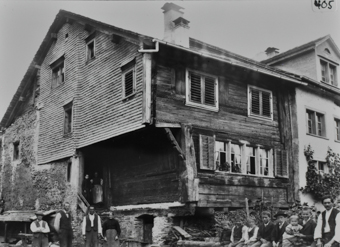 Wohnhaus, Mischbau, mit Personen