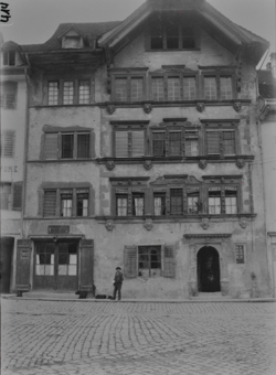 Gebäude gemauert, mit Person