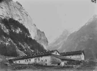 Zwei Gebäude vor Bergkette