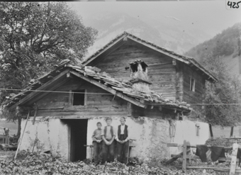 Wohnhaus, Mischbau, mit Kindern