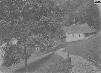 Feldweg mit Kind und Kirche
