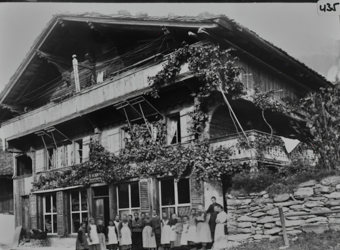 Gebäude, Mischbau mit Personengruppe