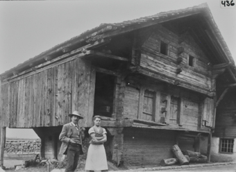 Gebäude, Holzbau mit Personen
