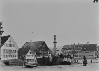 Dorfplatz mit Brunnen in Appenzell