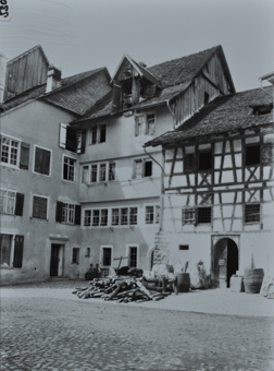 Dorfplatz mit Gebäuden