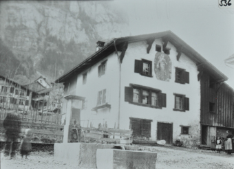 Doppelbelichtung Brunnen und Wohnhaus