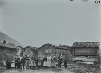 Dorfplatz mit Menschengruppe